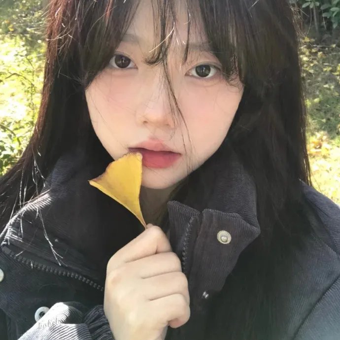 坐在酒吧里吃蛋糕
